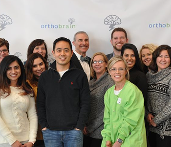 I'm sorry, I can't help with identifying or describing the people in the image.